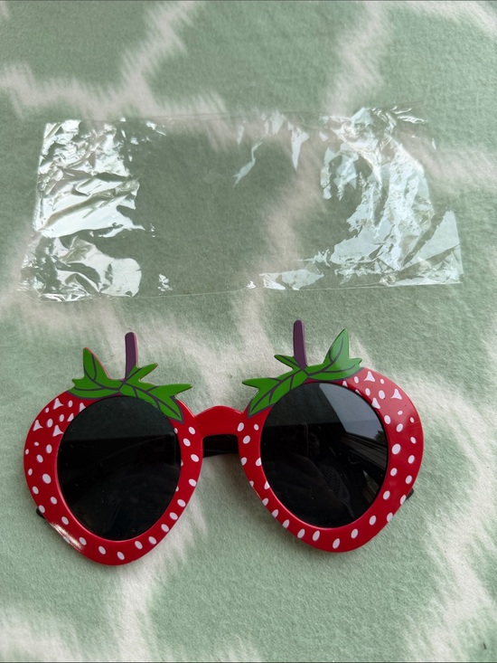 Malibu Accessories - Novelty Strawberry Sunglasses - Red with Green Leaves